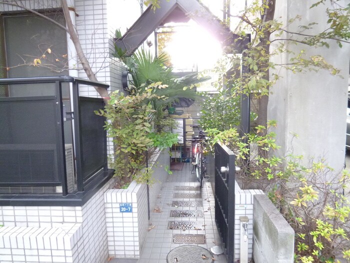 物件外観写真3　(エントランス部分)