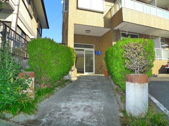 物件外観写真2　(エントランス部分)