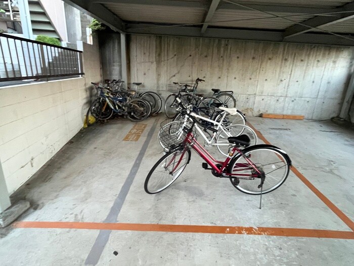 物件外観写真4　(駐輪場)