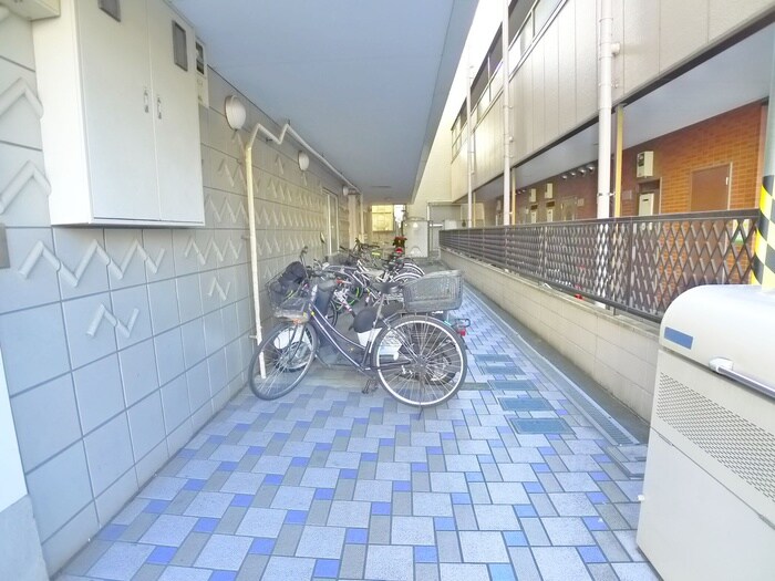 物件外観写真3　(エントランス部分)