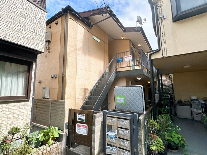 物件外観写真2　(エントランス部分)