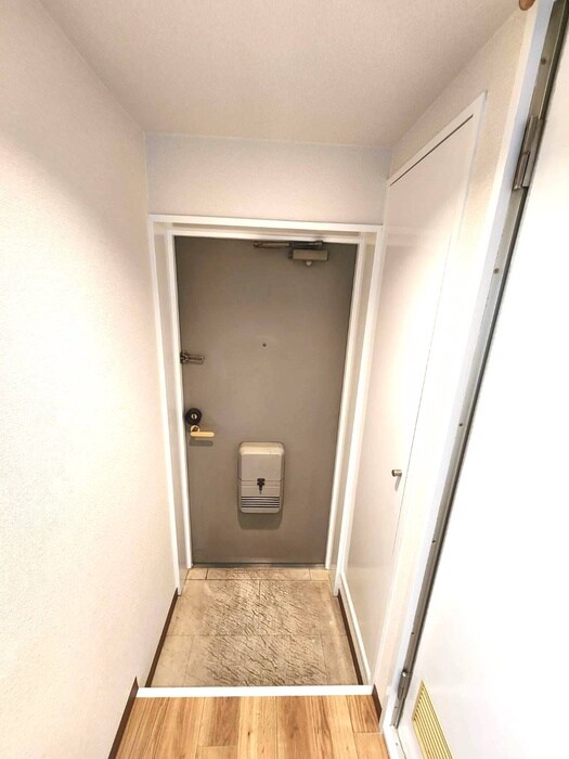 物件内観写真18　(玄関)