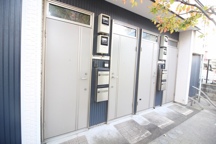 物件外観写真3　(エントランス部分)