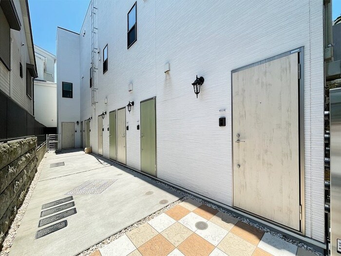 物件外観写真2　(エントランス部分)