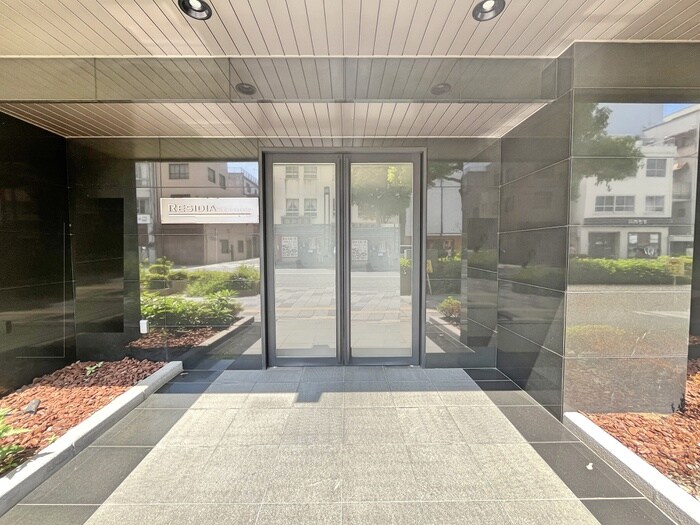 物件外観写真2　(エントランス部分)