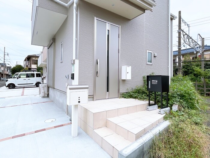 物件外観写真3　(エントランス部分)