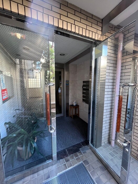 物件外観写真4　(エントランス部分)