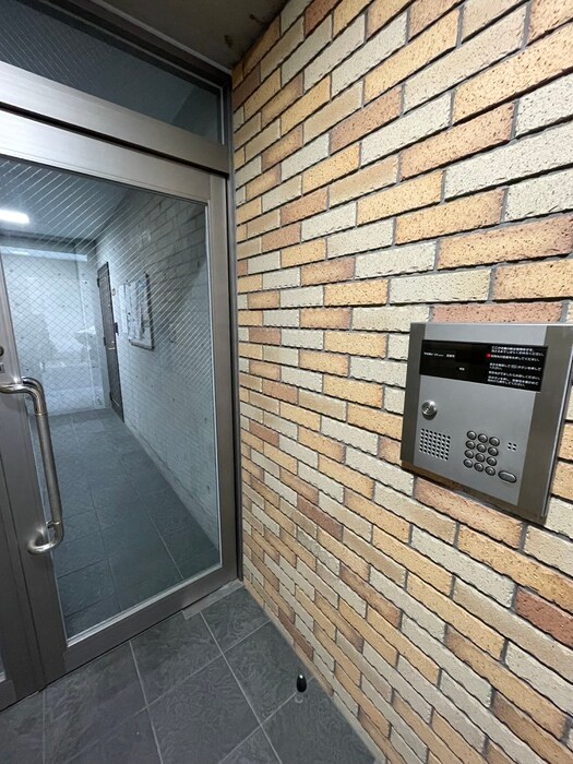 物件外観写真6　(エントランス部分)