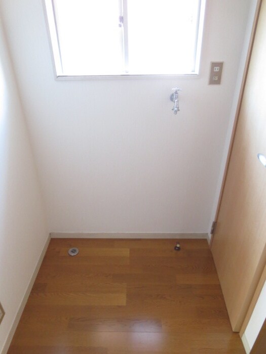 物件内観写真6　(洗濯機置場)