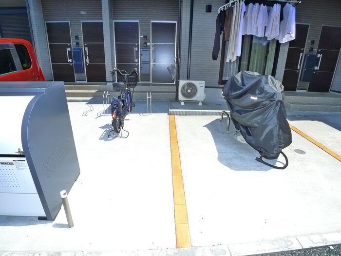 物件外観写真3　(バイク置き場)