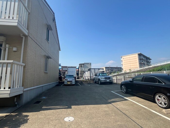 物件外観写真3　(駐車場)