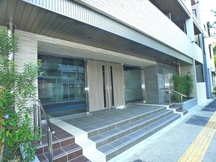 物件外観写真3　(エントランス部分)