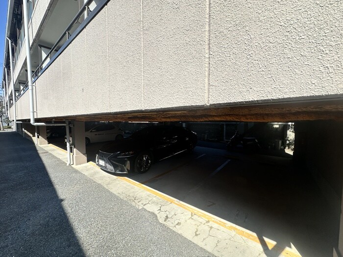 物件外観写真5　(駐車場)