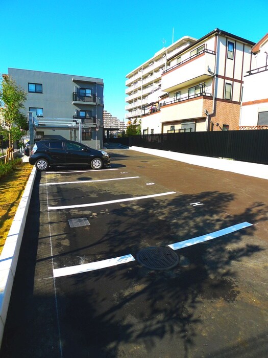 物件外観写真3　(駐車場)