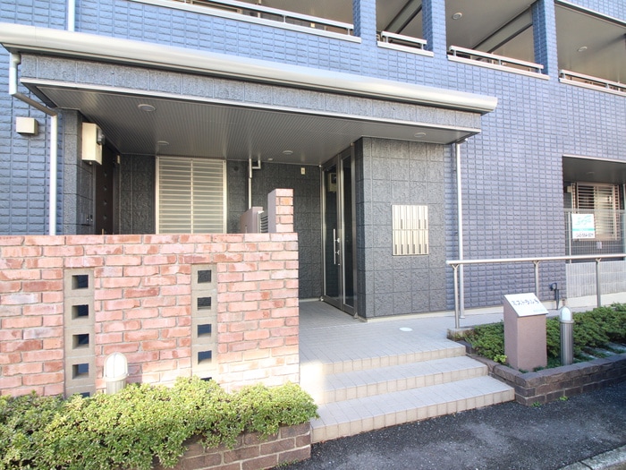 物件外観写真2　(エントランス部分)