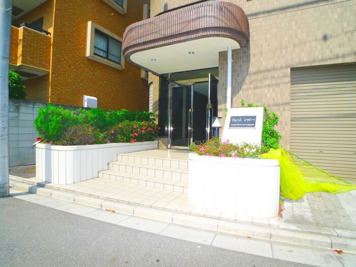 物件外観写真2　(エントランス部分)