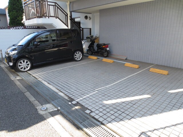 物件外観写真2　(駐車場)