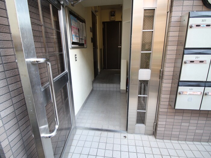 物件外観写真5　(エントランス部分)