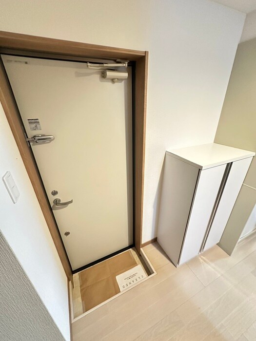 物件内観写真4　(玄関)