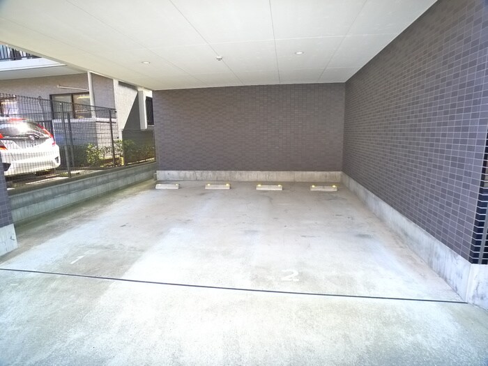 物件外観写真5　(駐車場)