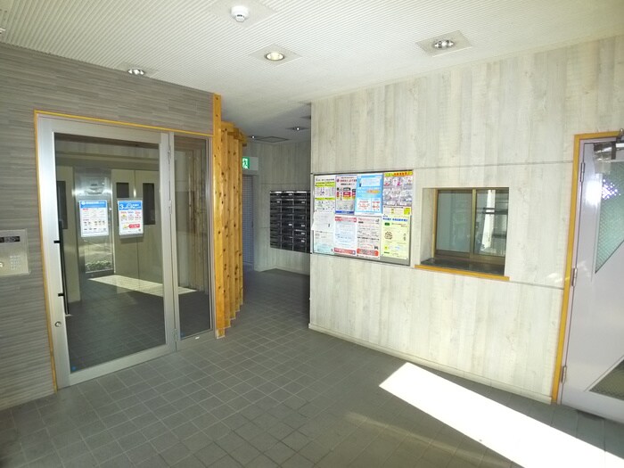 物件外観写真2　(エントランス部分)