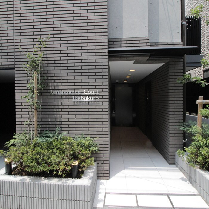 物件外観写真2　(エントランス部分)