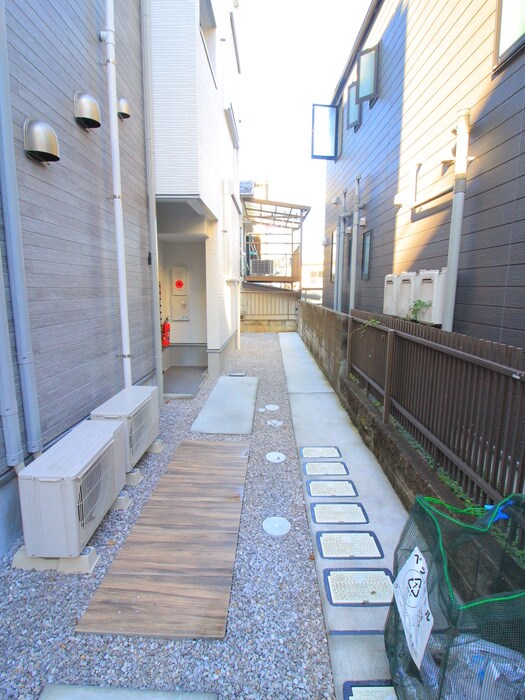 物件外観写真2　(エントランス部分)