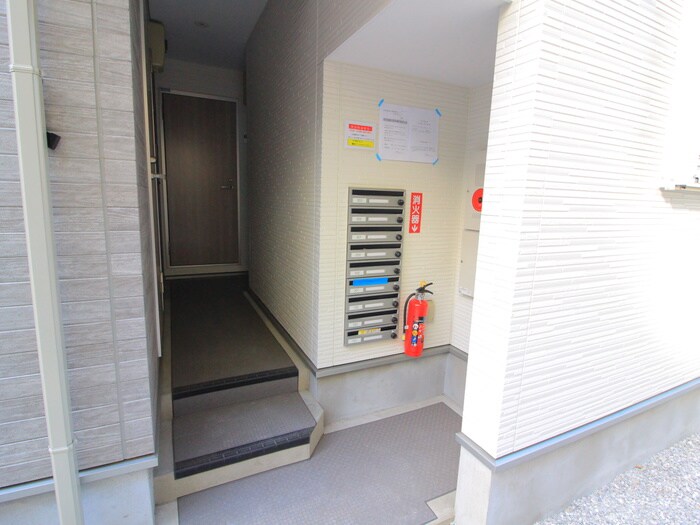 物件外観写真6　(エントランス部分)
