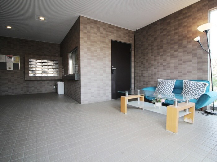 物件外観写真3　(エントランス部分)