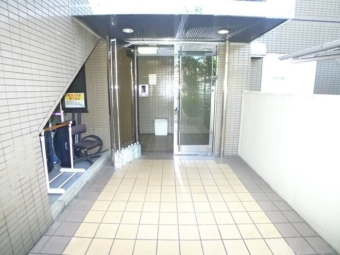 物件外観写真2　(エントランス部分)