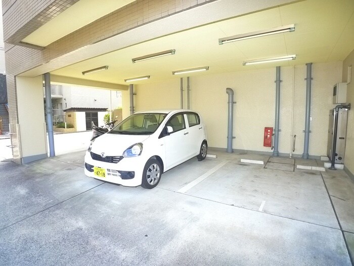 物件外観写真6　(駐車場)