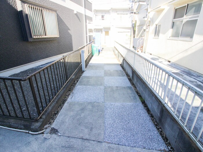 物件外観写真6　(エントランス部分)