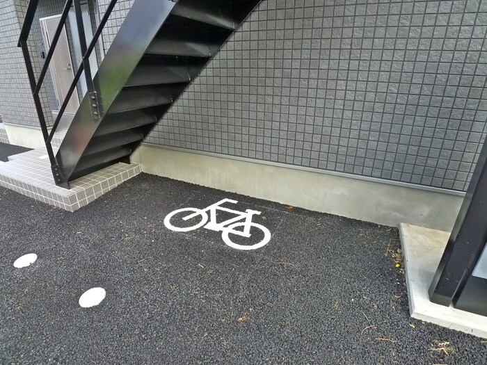 物件外観写真4　(駐輪場)