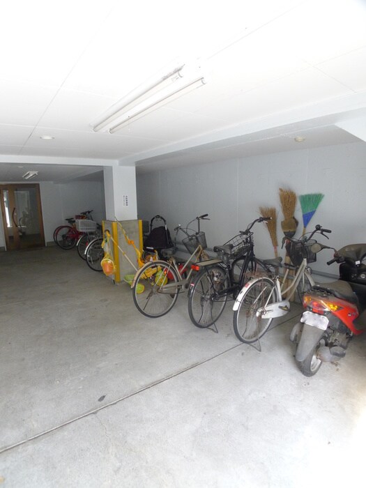 物件外観写真5　(駐輪場)