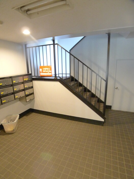 物件外観写真6　(エントランス部分)