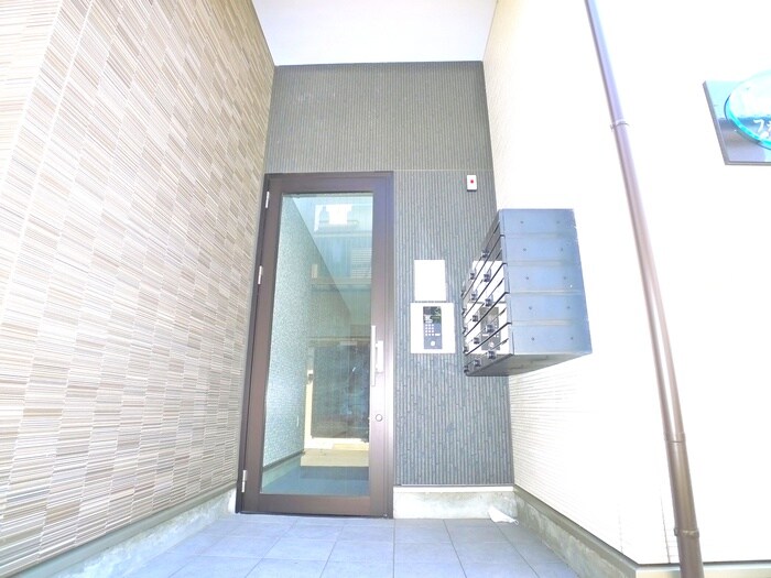 物件外観写真2　(エントランス部分)