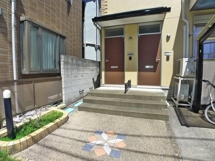 物件外観写真4　(エントランス部分)