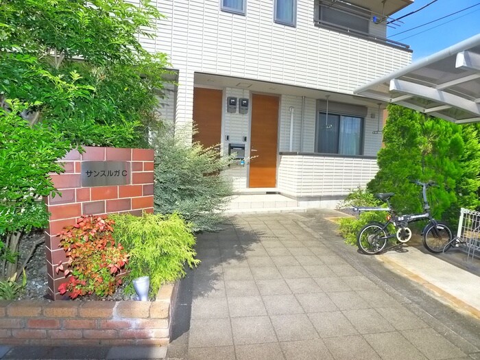 物件外観写真2　(エントランス部分)