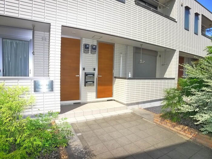 物件外観写真3　(エントランス部分)