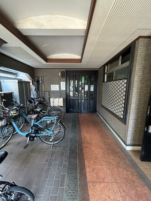 物件外観写真2　(エントランス部分)