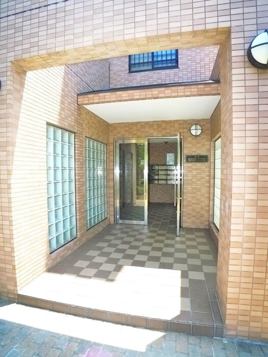 物件外観写真4　(エントランス部分)