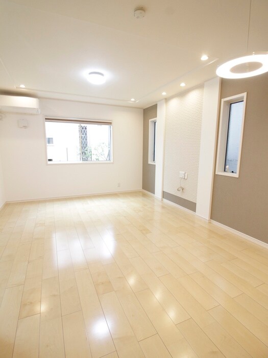 物件内観写真7　(室内からの展望)