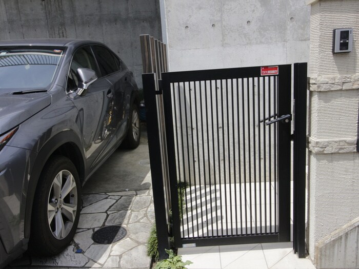 物件外観写真5　(エントランス部分)