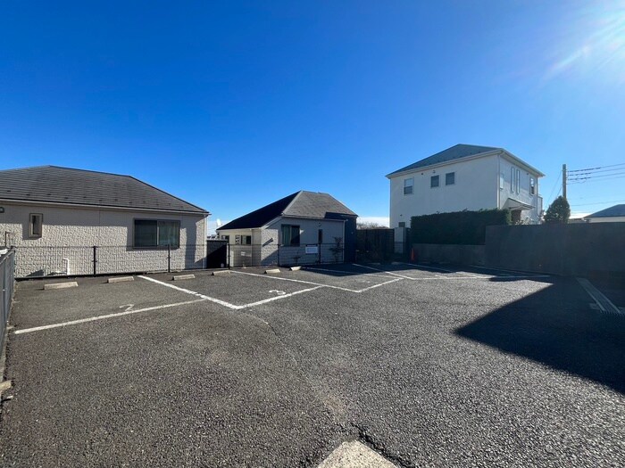 物件外観写真3　(駐車場)