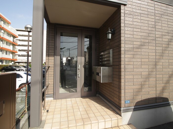 物件外観写真2　(エントランス部分)