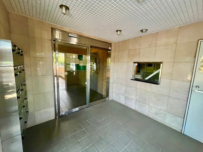 物件外観写真2　(エントランス部分)