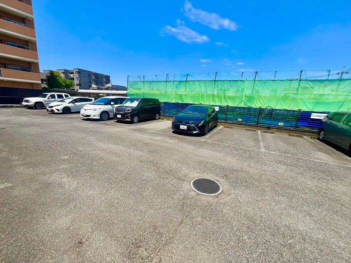 物件外観写真6　(駐車場)