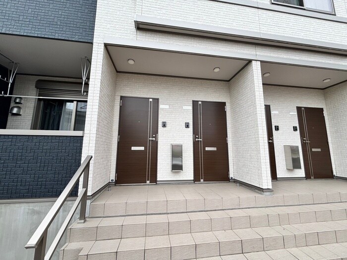 物件外観写真2　(エントランス部分)