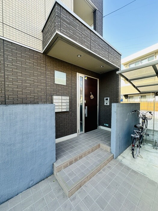 物件外観写真2　(エントランス部分)