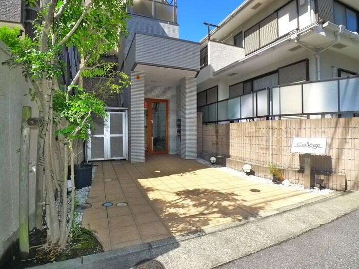 物件外観写真2　(エントランス部分)